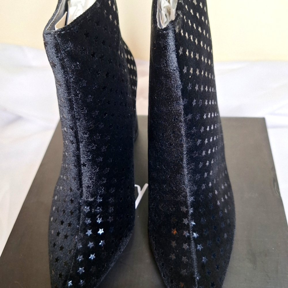 New with box Nasty Gal gothic core  velvet star print ankle boots size 7.